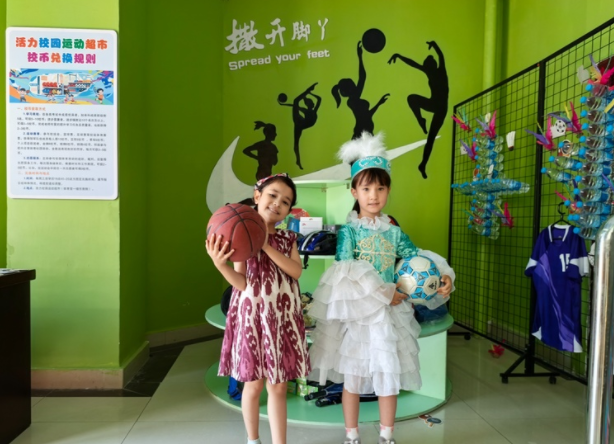 赛场跳动的身影学校操场上练习的孩子一起构成最生动的城市画