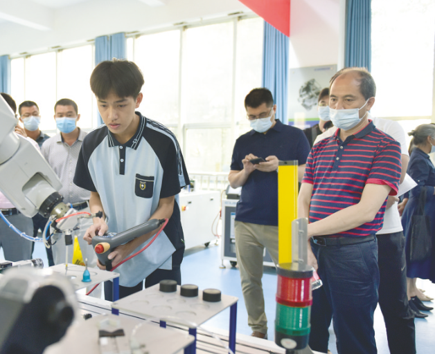 多元化的课程设置破解学用脱节经过深度的校企合作打通人才培